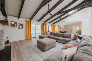 Una televisión, una chimenea, una mesa de tenis de mesa