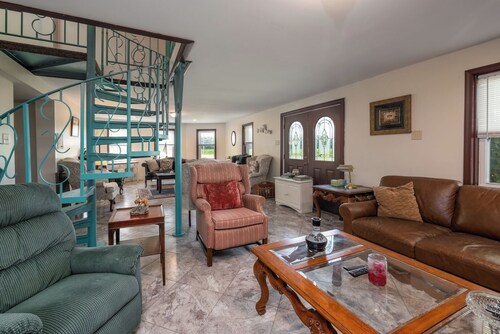 Family 5BR Home Pets OK, Big Yard & Grill