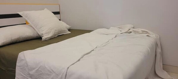 Iron/ironing board, WiFi, bed sheets