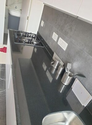 Refrigerador, microondas, horno y parrilla de estufa 