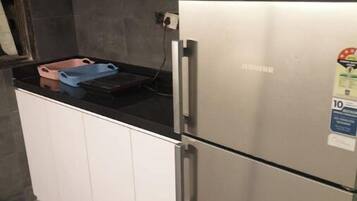 Geladeira, micro-ondas, fogão, cooktop