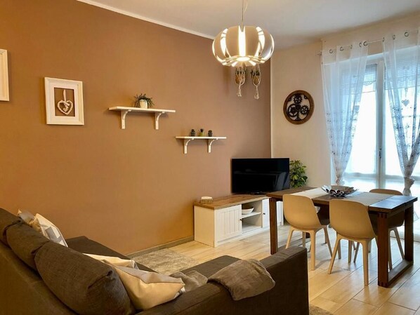 Smart TV, books - Chagall Apartment - no ZTL (Asti)