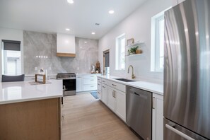 Fridge, microwave, oven, stovetop - The Carla: 3-bedroom house in charming Cheyenne with WiFi, fitness room, AC (Cheyenne)