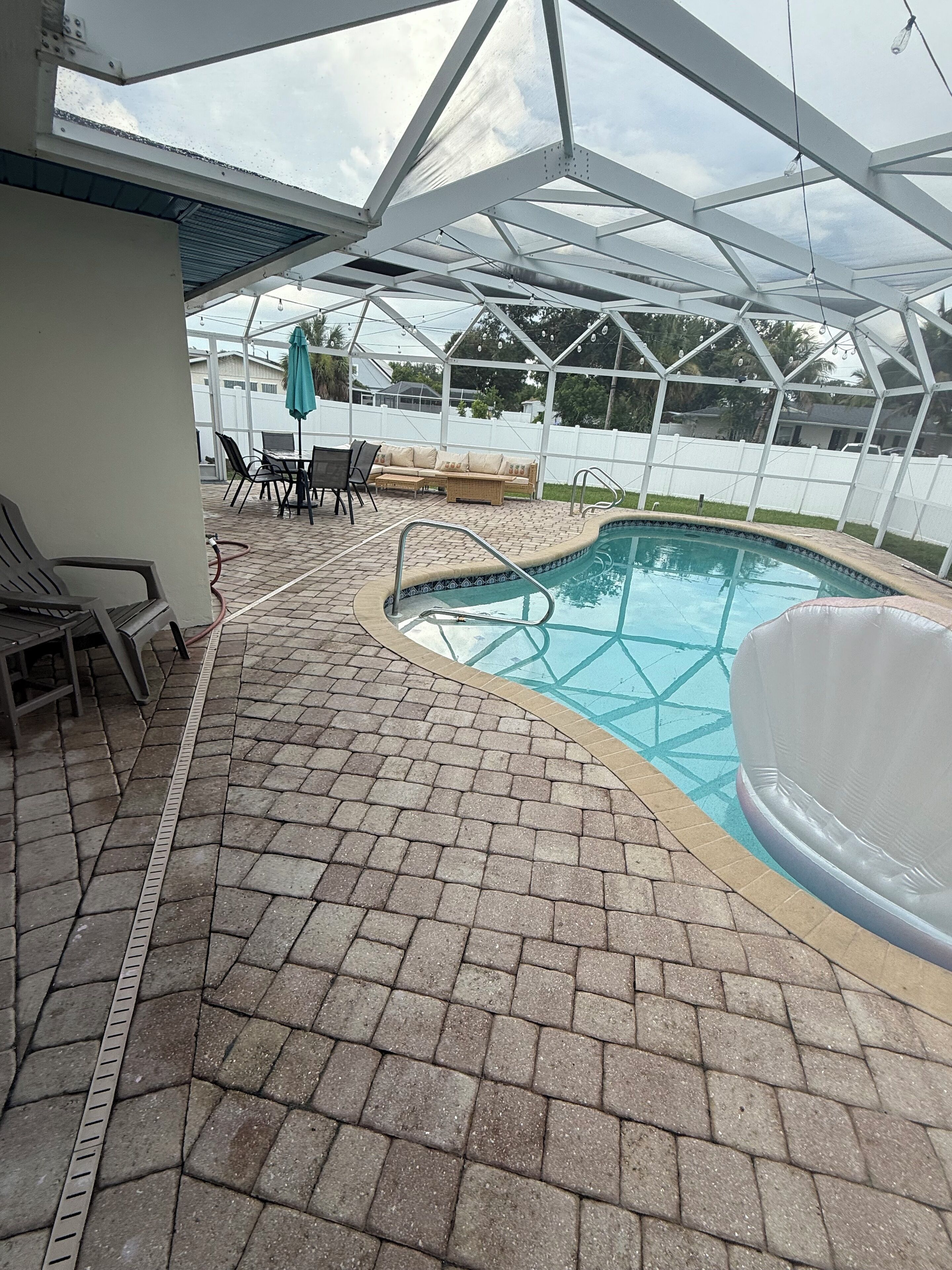 Una piscina al aire libre, una piscina climatizada