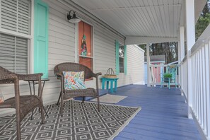 Terrace/patio - Fishing and Beach Life: Pet-Friendly 3 Bedrooms 2 bath Home with screened porch (Surf City)