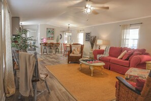 Living area - Fishing and Beach Life: Pet-Friendly 3 Bedrooms 2 bath Home with screened porch (Surf City)