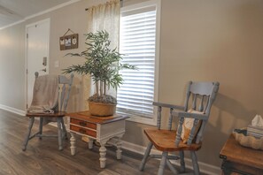 Interior - Fishing and Beach Life: Pet-Friendly 3 Bedrooms 2 bath Home with screened porch (Surf City)