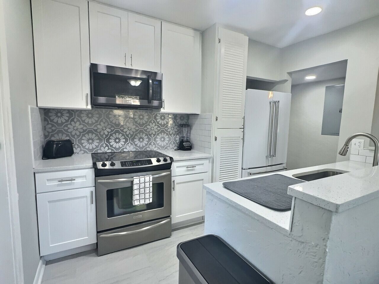 Kühlschrank, Mikrowelle, Ofen, Herdplatte