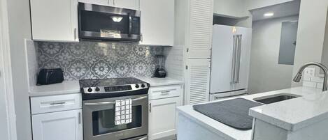 Refrigerador, microondas, horno y parrilla de estufa