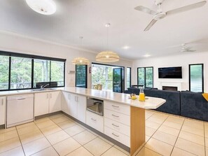 Fridge, microwave, oven, stovetop - 24 NAUTILUS Moreton island (moreton island)