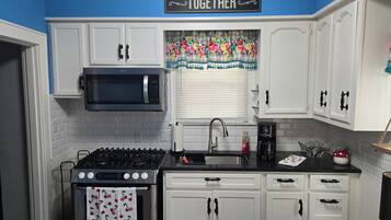 Frigorífico, microondas, horno y placa de cocina