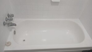 Secador de cabelo, toalhas de banho, sabonete, papel higiênico