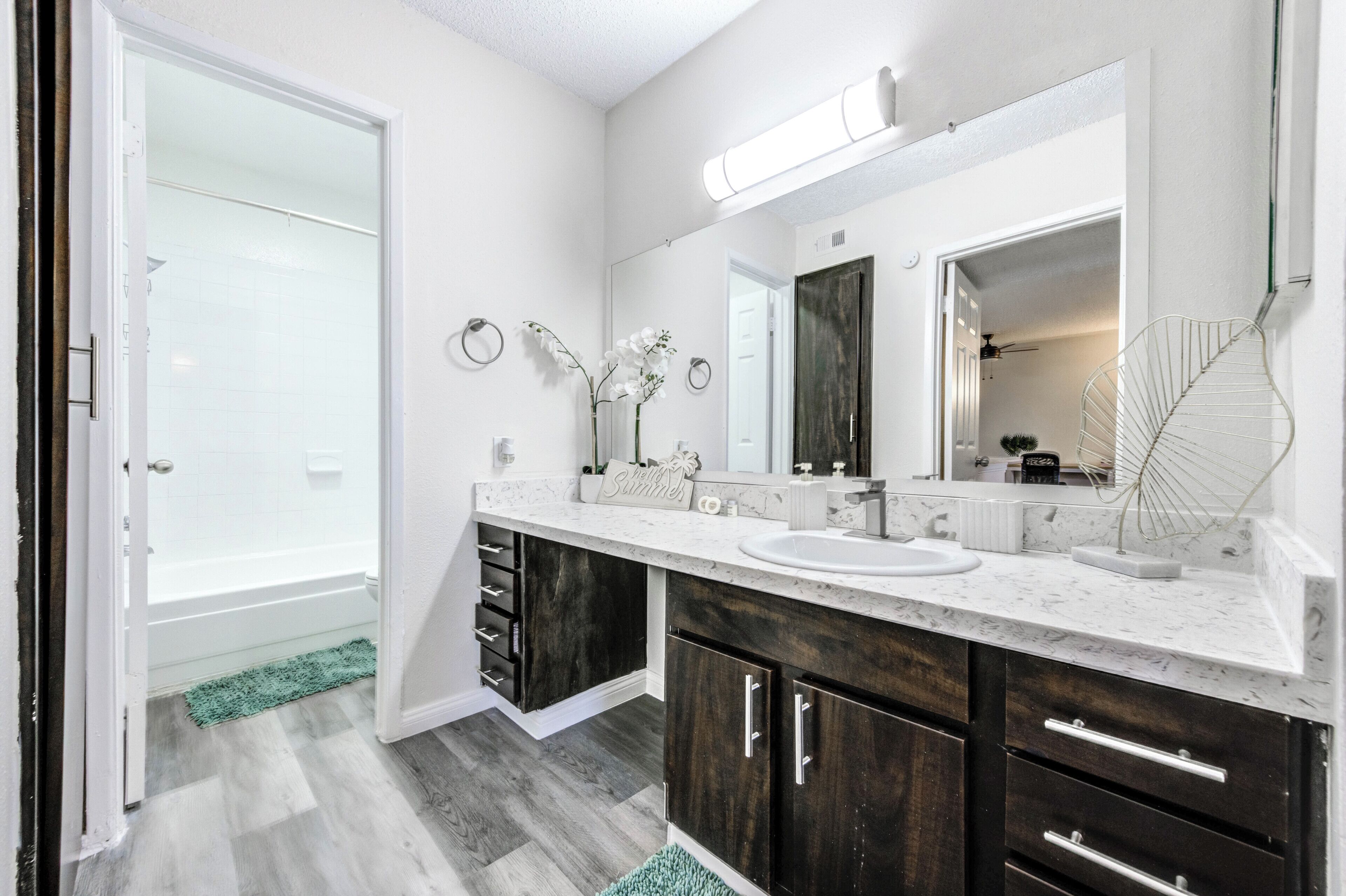 Sèche-cheveux, serviettes fournies, savon, papier toilette