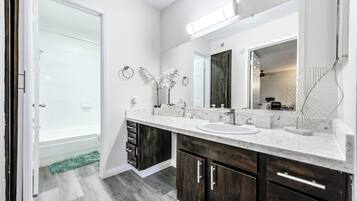 SĂšche-cheveux, serviettes fournies, savon, papier toilette