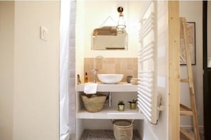 Sèche-cheveux, serviettes fournies, savon, papier toilette
