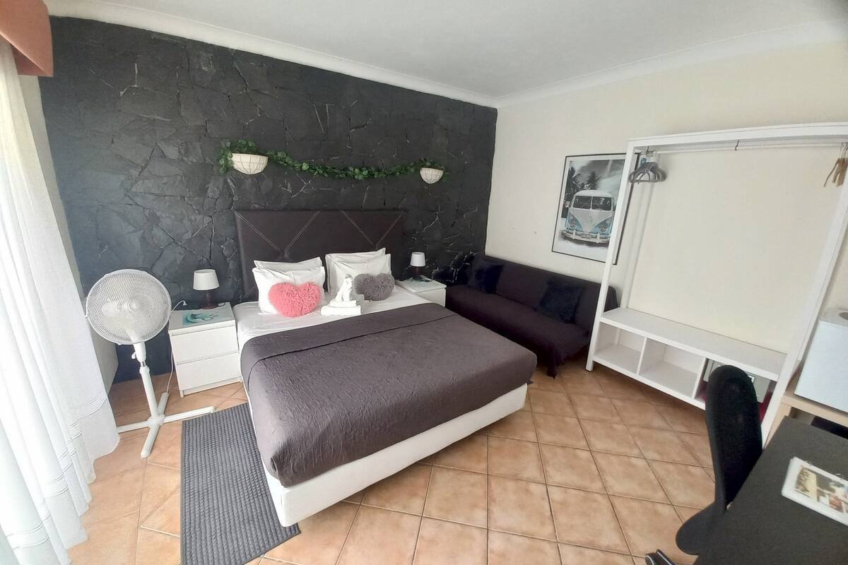 Double Room, Patio, Courtyard View | Peti besi dalam bilik, meja, ruang kerja komputer riba, Wi-fi percuma