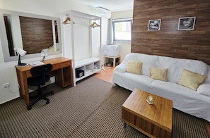 Traditional Suite, Ensuite, Garden View | In-room safe, desk, laptop workspace, free WiFi