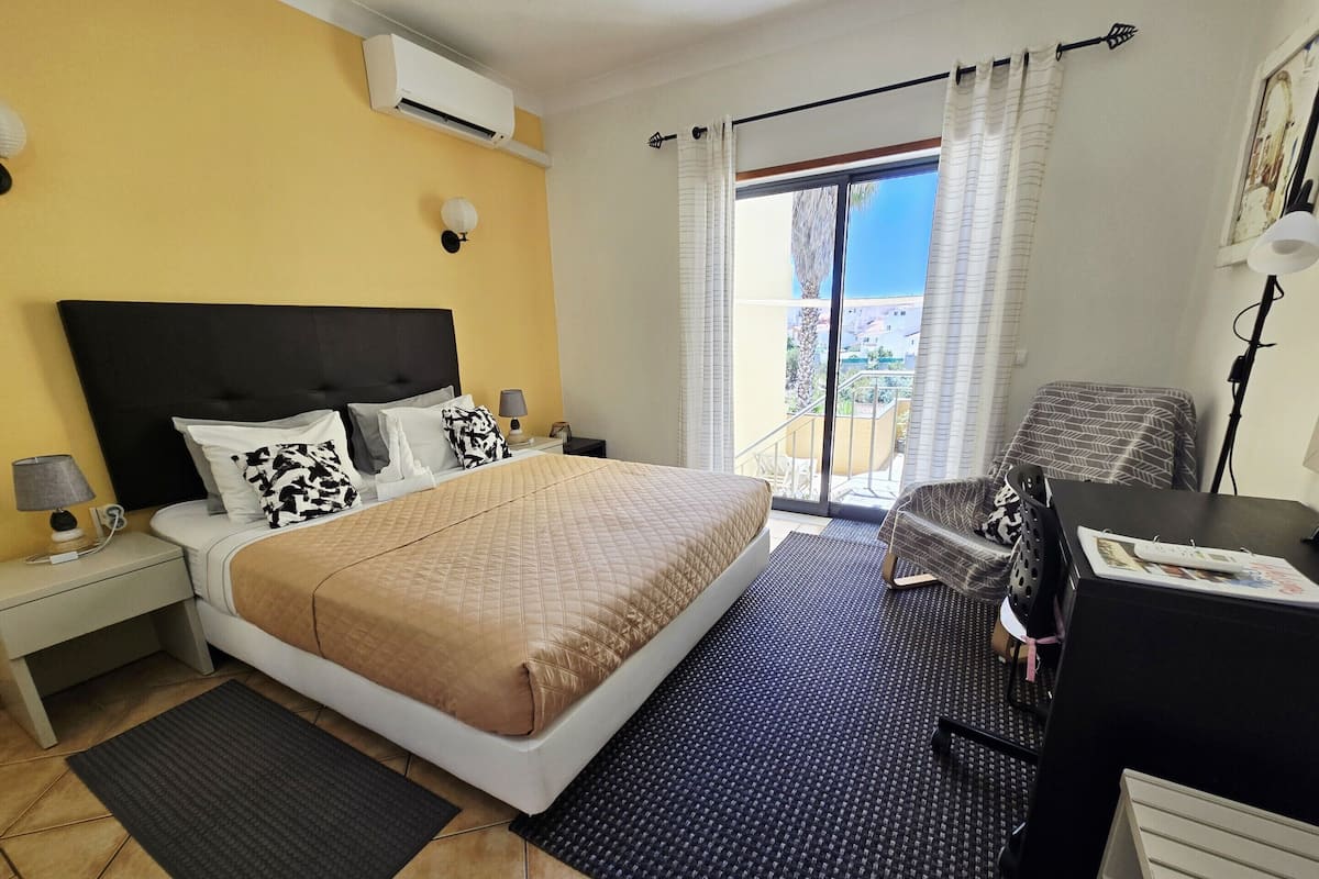 Superior-Doppelzimmer, eigenes Bad, Stadtblick | Zimmersafe, Schreibtisch, laptopgeeigneter Arbeitsplatz
