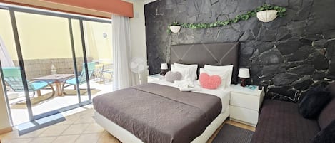 ロマンティック ダブルルーム 専用バスルーム | セーフティボックス (室内)、デスク、ノートパソコン用作業スペース、WiFi (無料)