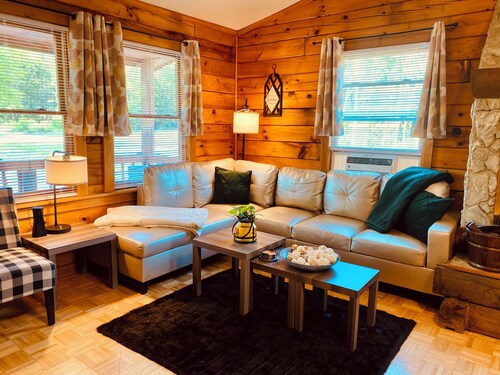 3 bdrm 2 BA cabin with WiFi, AC near Surry, Hopewell, Wakefield& Prince George