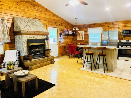 3 bdrm 2 BA cabin with WiFi, AC near Surry, Hopewell, Wakefield& Prince George