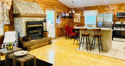 3 bdrm 2 BA cabin with WiFi, AC near Surry, Hopewell, Wakefield& Prince George