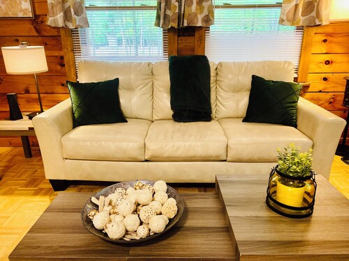 Cozy 3-bedroom cabin with WiFi, AC near Hopewell & Prince George
