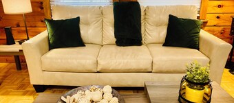 Cozy 3-bedroom cabin with WiFi, AC near Hopewell & Prince George