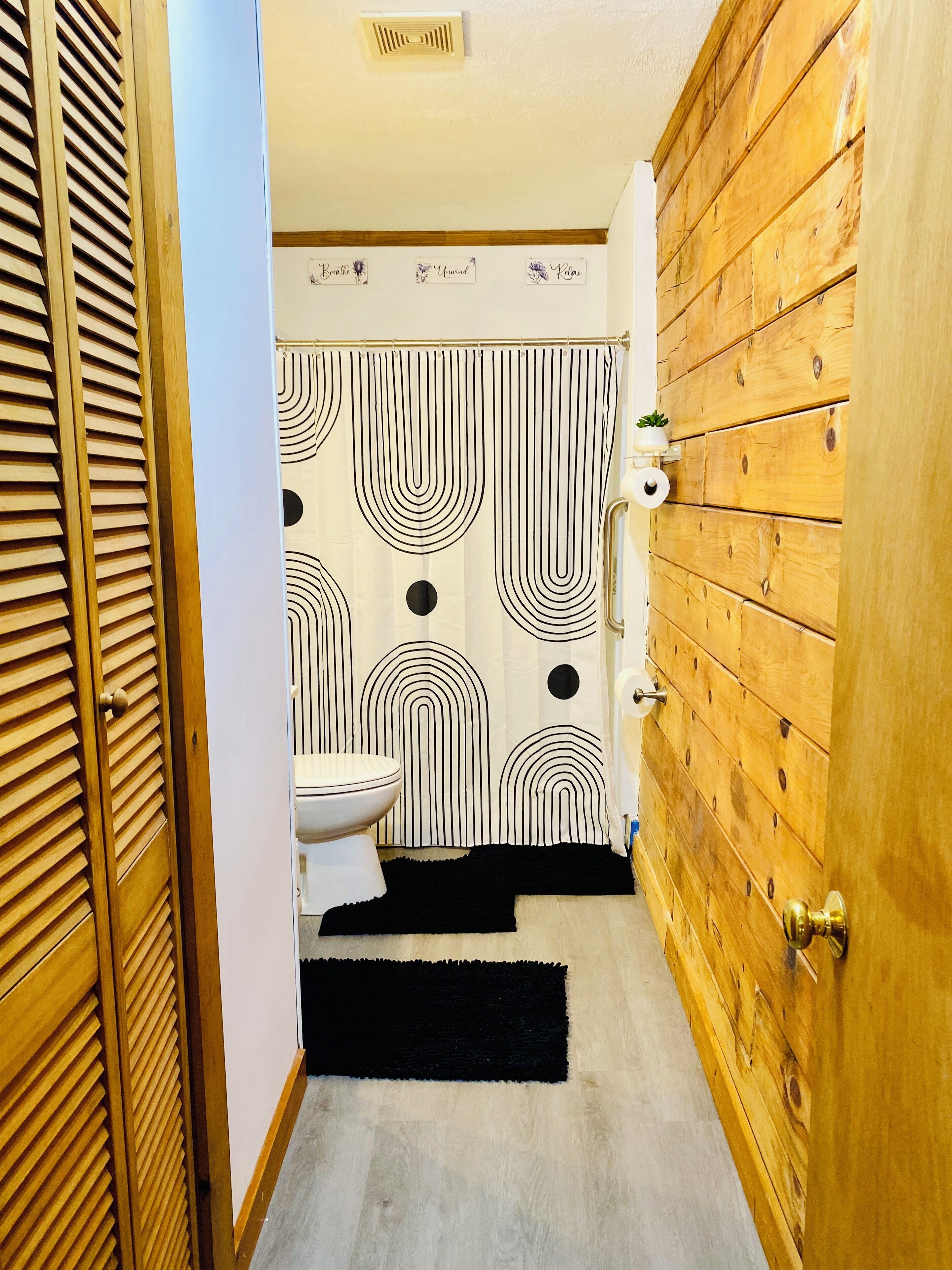 Douche, serviettes fournies, savon, papier toilette