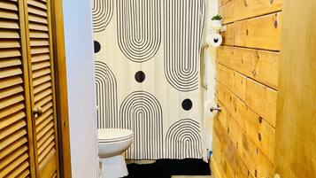 Douche, serviettes fournies, savon, papier toilette