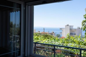 A balcony with a view of the sea and buildings. - Deluxe Apartment – Peaceful & Clean, 1.2km to Dhermi Beach + Free Parking (Dhërmi)