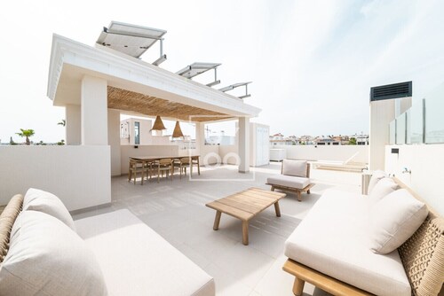 The Q Penthouse, boho-chic rooftop, salt lake view By Oyoostays