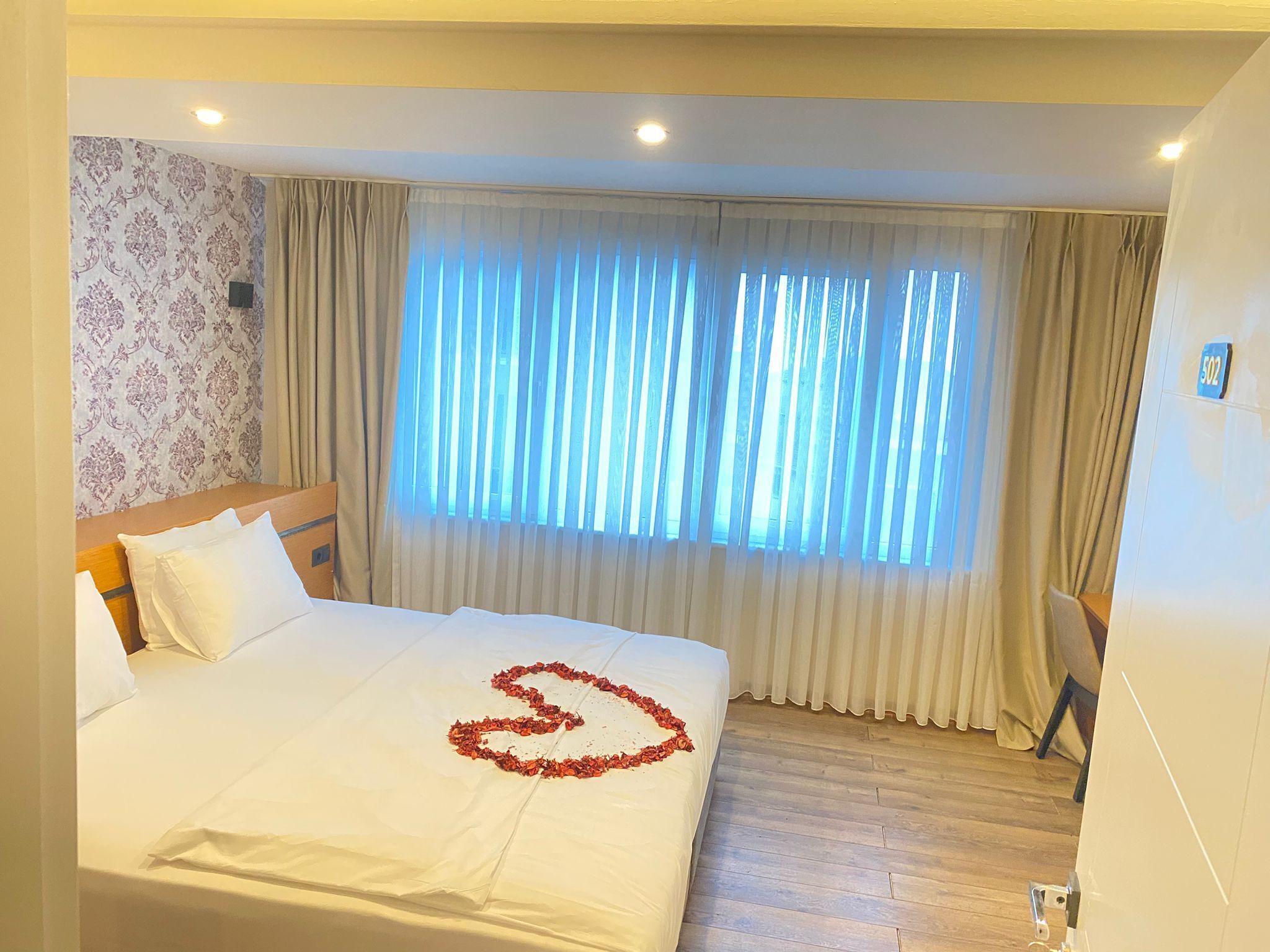 Honeymoon Double Room | Minibar, in-room safe, desk, laptop workspace
