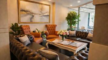 تلفزيون إل إي دي بحجم 42-بوصة يعرض قنوات فضائية