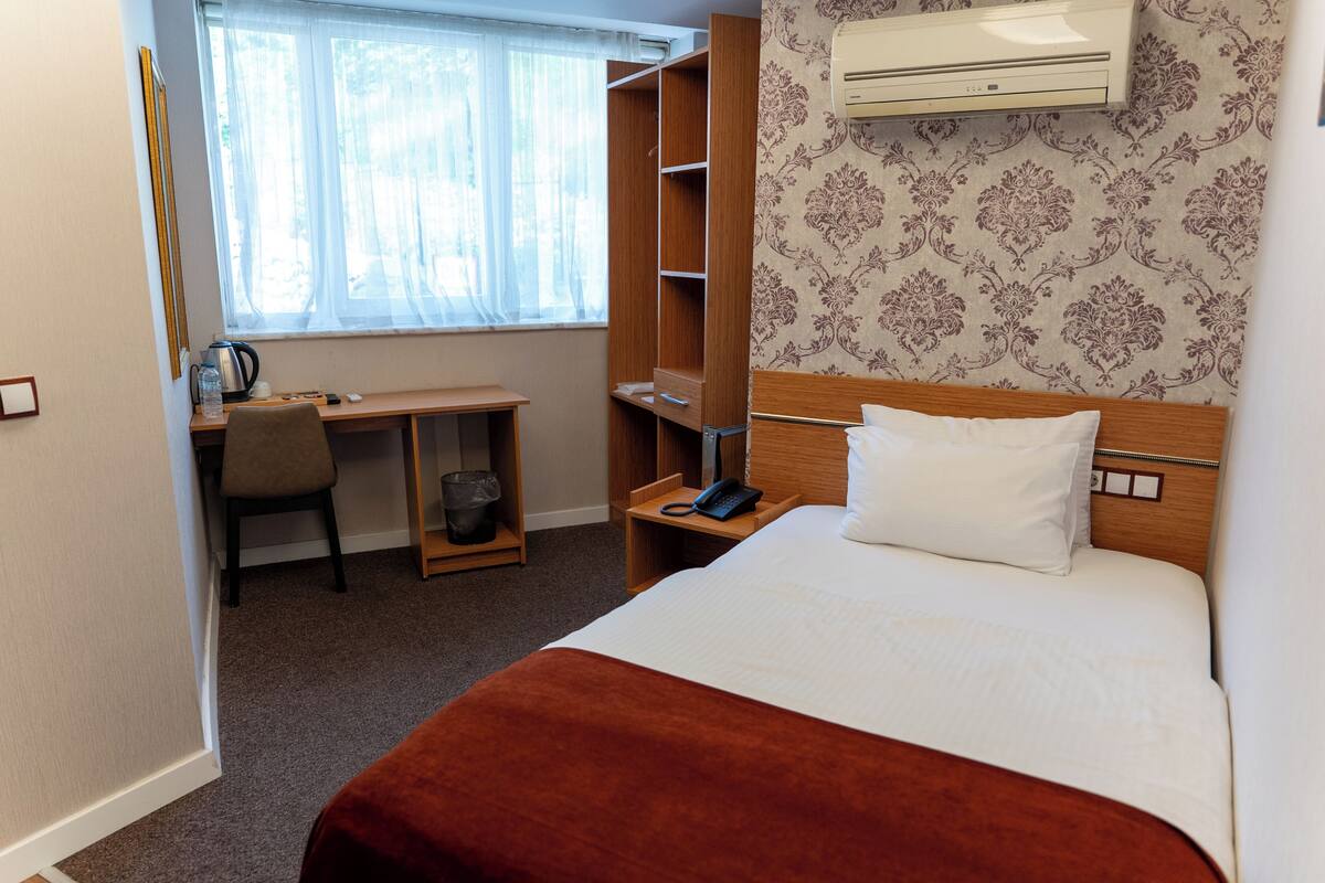 Economy Room, City View | Minibar, in-room safe, desk, laptop workspace