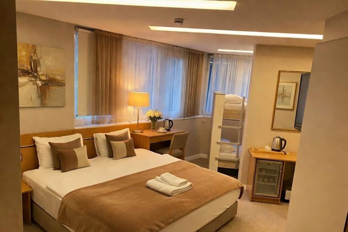 Familjerum för fyra | Minibar, värdeförvaringsskåp på rummet och skrivbord