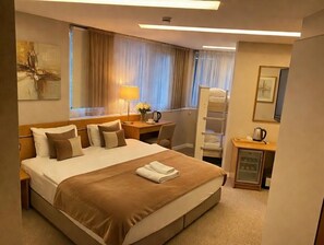 ميني بار وخزنة داخل الغرفة ومكتب ومساحة عمل للكمبيوتر المحمول