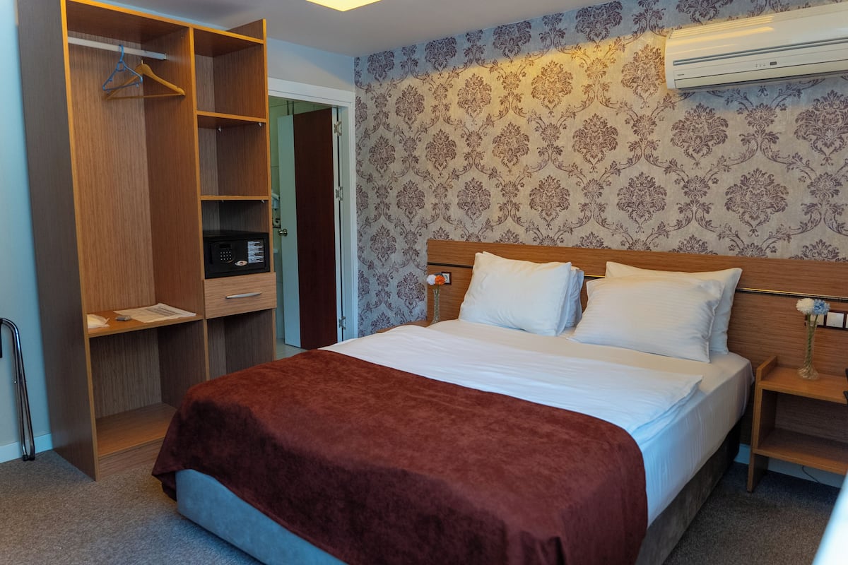 Junior Suite | Minibar, in-room safe, desk, laptop workspace