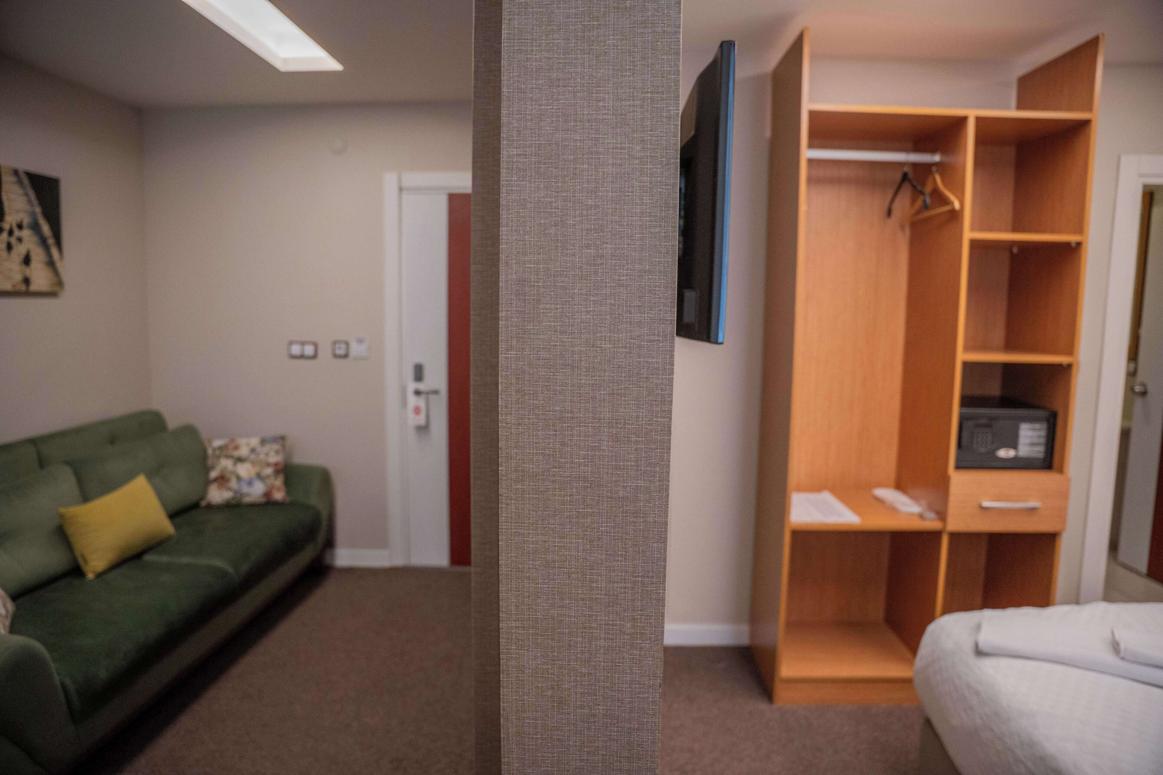 Junior Suite | Minibar, in-room safe, desk, laptop workspace