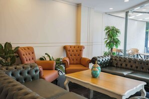 42-tommu LED-sjónvarp með gervihnattarásum