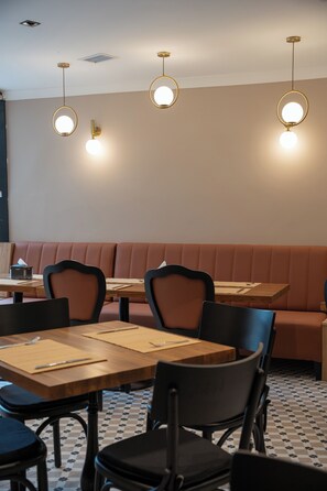 每日供應自助早餐 (費用另計)