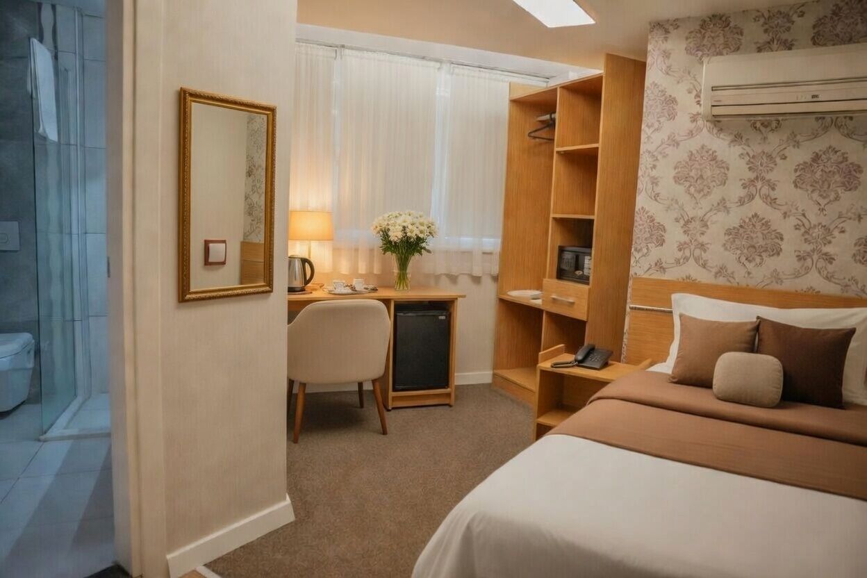 Economy-rum - utsikt mot staden | Minibar, värdeförvaringsskåp på rummet och skrivbord