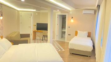 Minibar, caja de seguridad en la habitación y escritorio