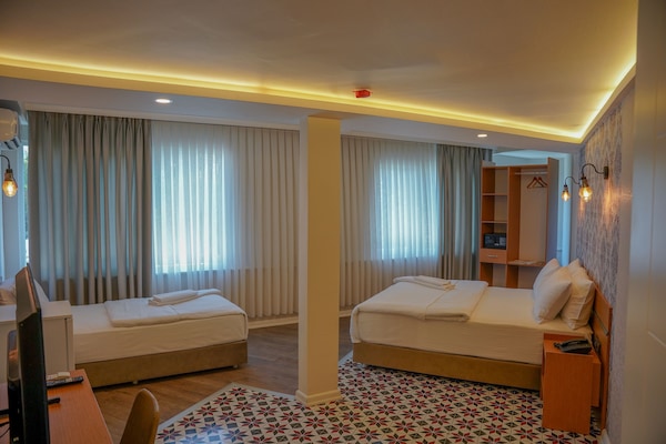 Quarto quádruplo família | Frigobar, cofres nos quartos, espaço de trabalho para notebook