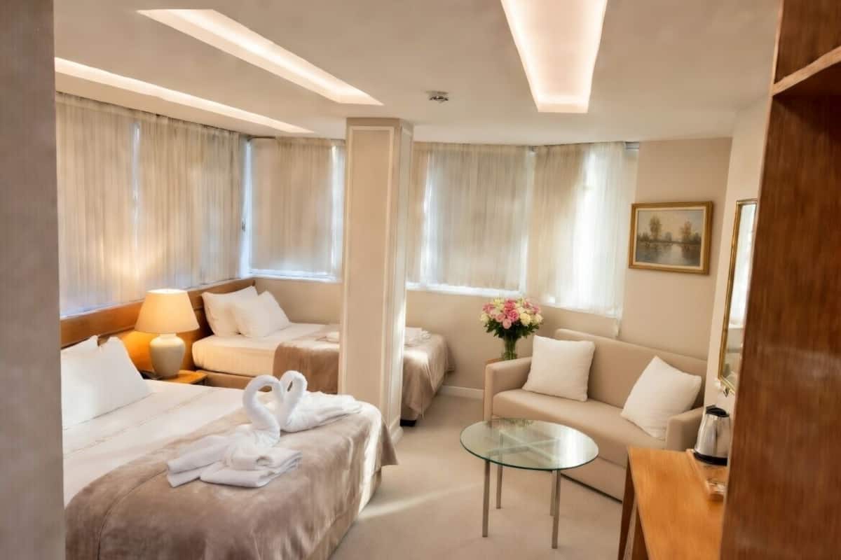 Deluxe fyrbäddsrum | Minibar, värdeförvaringsskåp på rummet och skrivbord