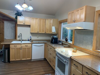 Kenai River 600 Yards Away/Only 15 min. from Soldotna/WiFi & Golf Course