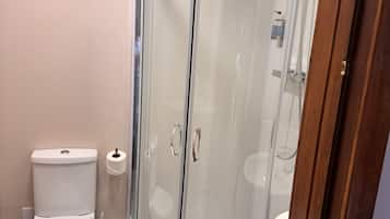 Ducha, secador de pelo, toallas, jabón