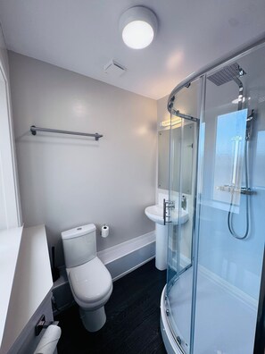 Classic Double Room | Bathroom | Shower, hair dryer, towels, soap - Bank House (Inverness)