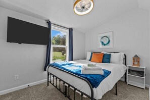 2 slaapkamers, een bureau, een strijkplank/strijkijzer, reisbedje