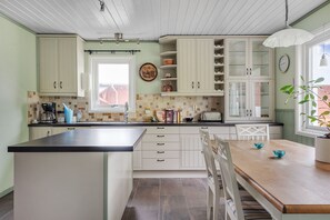 Fridge, microwave, oven, stovetop - Spacious holiday home near Hälleviksstrand, perfect for families | SE09105 (Ellös)